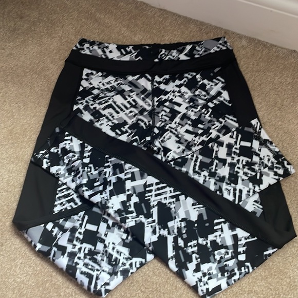 FIT IN leggings, With Pockets, Size small can fit a medium though, Barely worn. - Picture 7 of 7